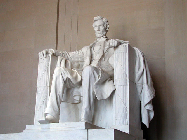 the lincoln memorial statue during the day