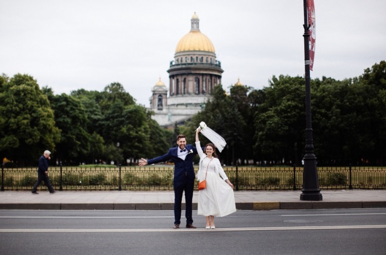 Newly weds standing near the US Capitol